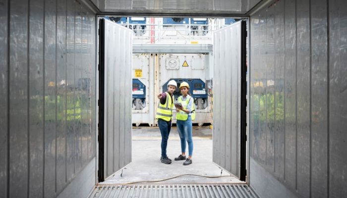 membersihkan container reefer